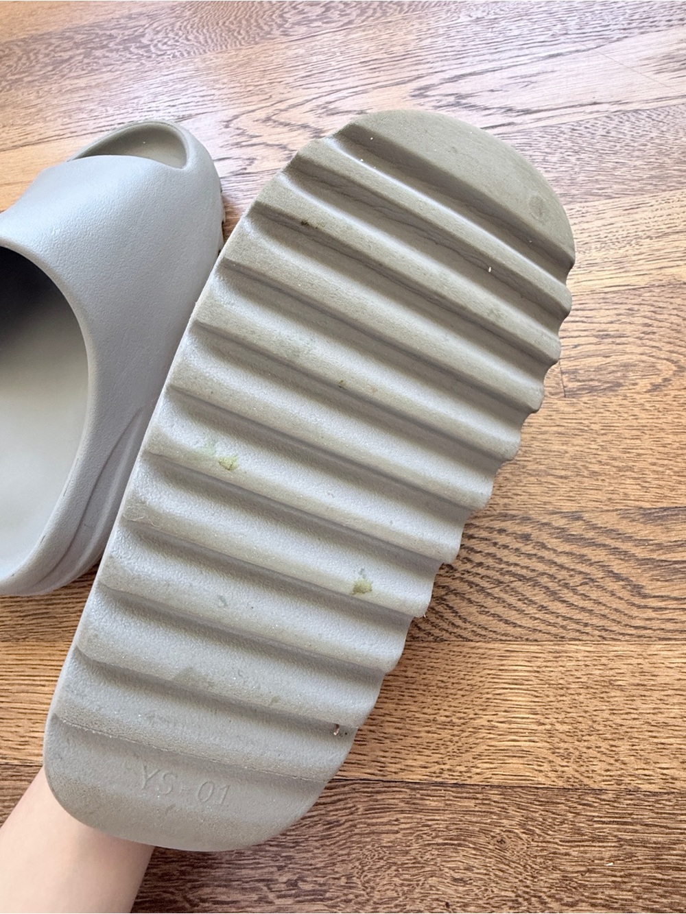 Yeezy Slides in Gray Size Men’s 9 - Picture 4 of 11